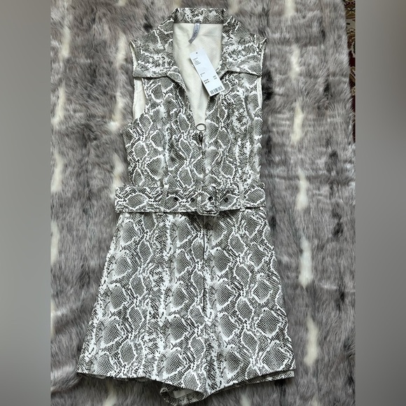 NWT Urban Outfitters Viper Snakeskin Romper SZ small - Picture 4 of 9